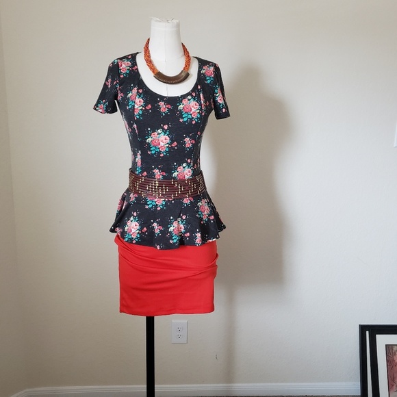 3 for $20 Open heart shaped back peplum floral top - Picture 1 of 3
